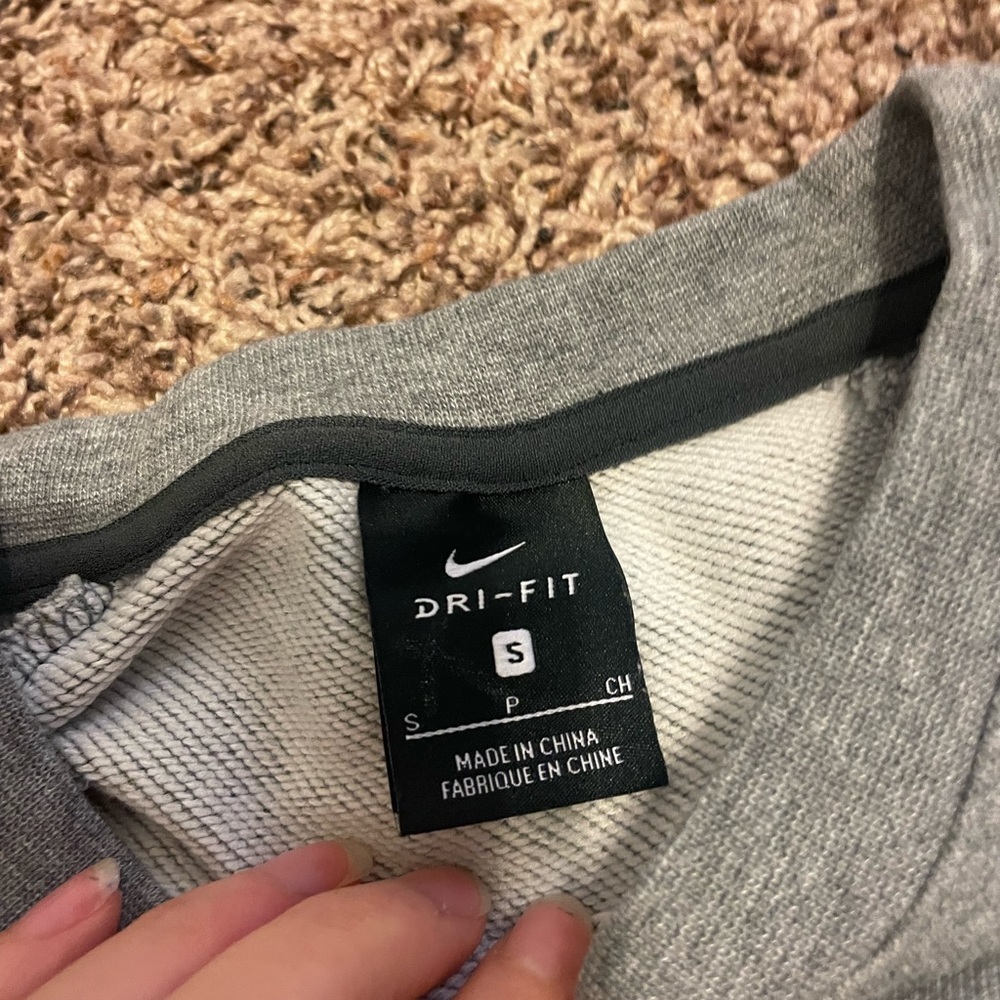 Cropped Nike Crewneck - Picture 3 of 4
